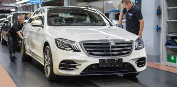 Седан Mercedes-Benz S-класса научился самостоятельно ездить по заводу
