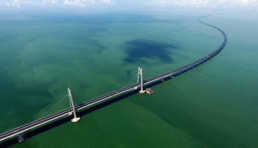 Самый длинный автомобильный мост в мире построили в Китае